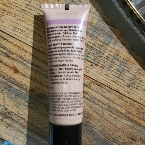 Ivory 3 Matte-Wear Liquid Foundation - Combo to Oily - Discontinued - Picture 6 of 6
